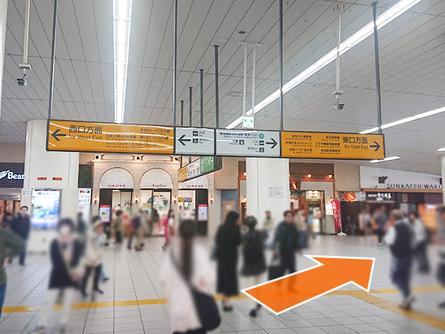 右手の「東口」に向かいます。