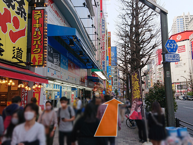 中央通りを渡ったら、「Gigo 1号館」の前を右に曲がり、そのまま中央通りを北（上野方面）に向かって進みます。