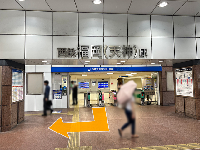 西鉄「福岡（天神）駅 南口」を出て右に曲がります。