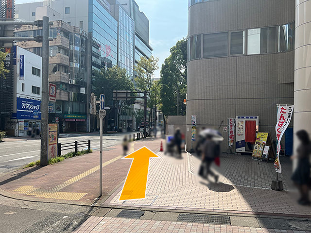 国体道路をそのまま進みます。