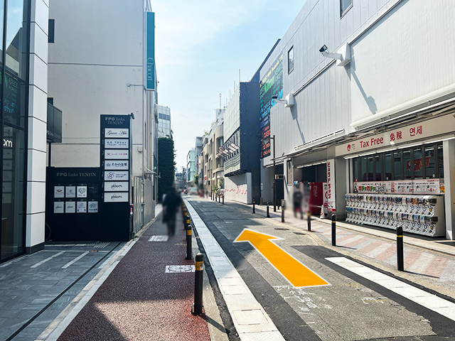 警固参道を進みます。
