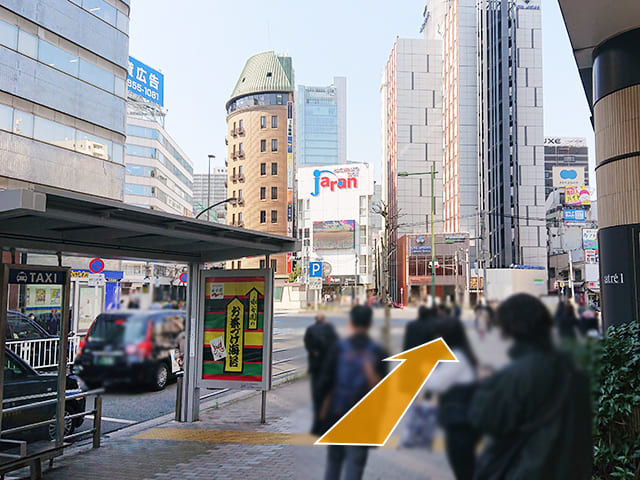 「マクドナルド」等の看板を右手に見ながら、左向こうに渡る横断歩道に向かいます。
