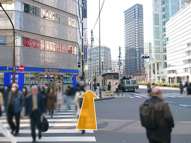 横断歩道を渡り「マツモトキヨシ」を左手に見ながら、直進します。