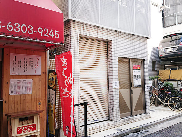 餃子「よしこ」の奥となりのタイル張りの建物が「スマホ修理王 五反田店」です。