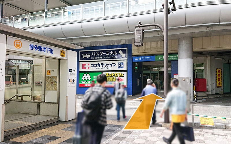 博多バスターミナルの入り口です。入り口前に信号付き横断歩道があります。大型バスが通るので、気を付けてください。建物の中に入ります。