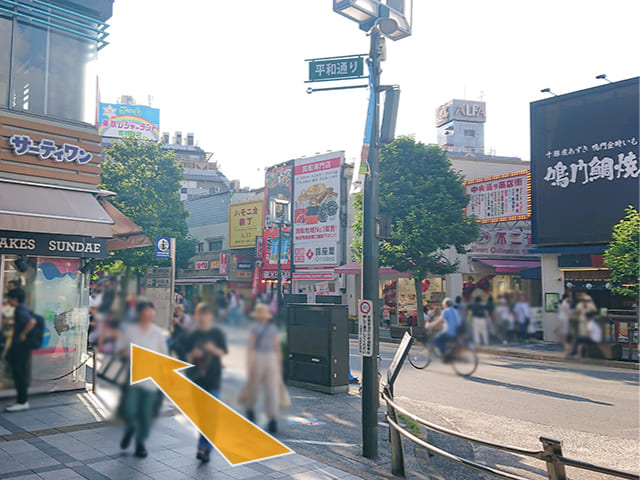 駅前の「平和通り」をPARCO方面にまっすぐ進みます。