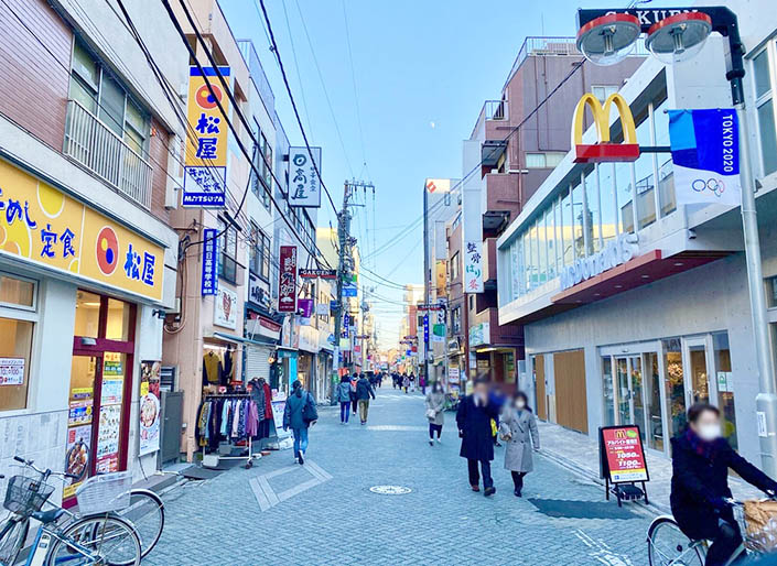 駅を出て3分ほどで左手に牛丼の松屋さん、右手にマクドナルドさんが見えます。
