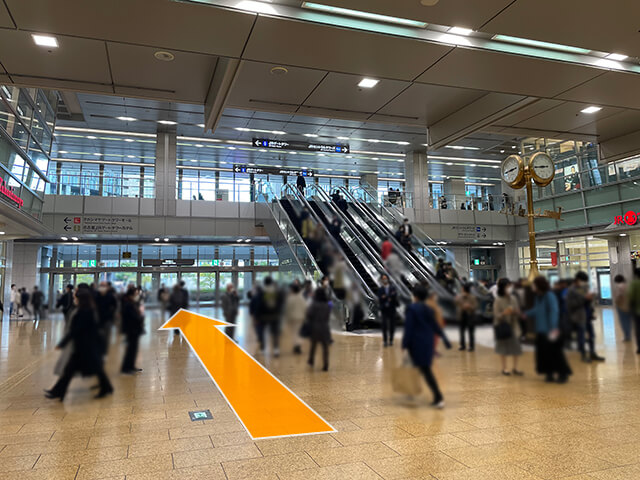 名古屋駅の地上に出たら、金時計のある桜通口へ。