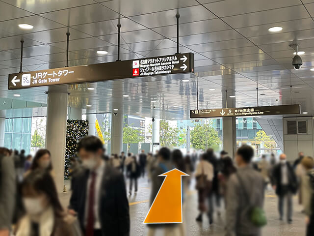 9番出入口の脇を通り「大名古屋ビルジング」前まで出ます。