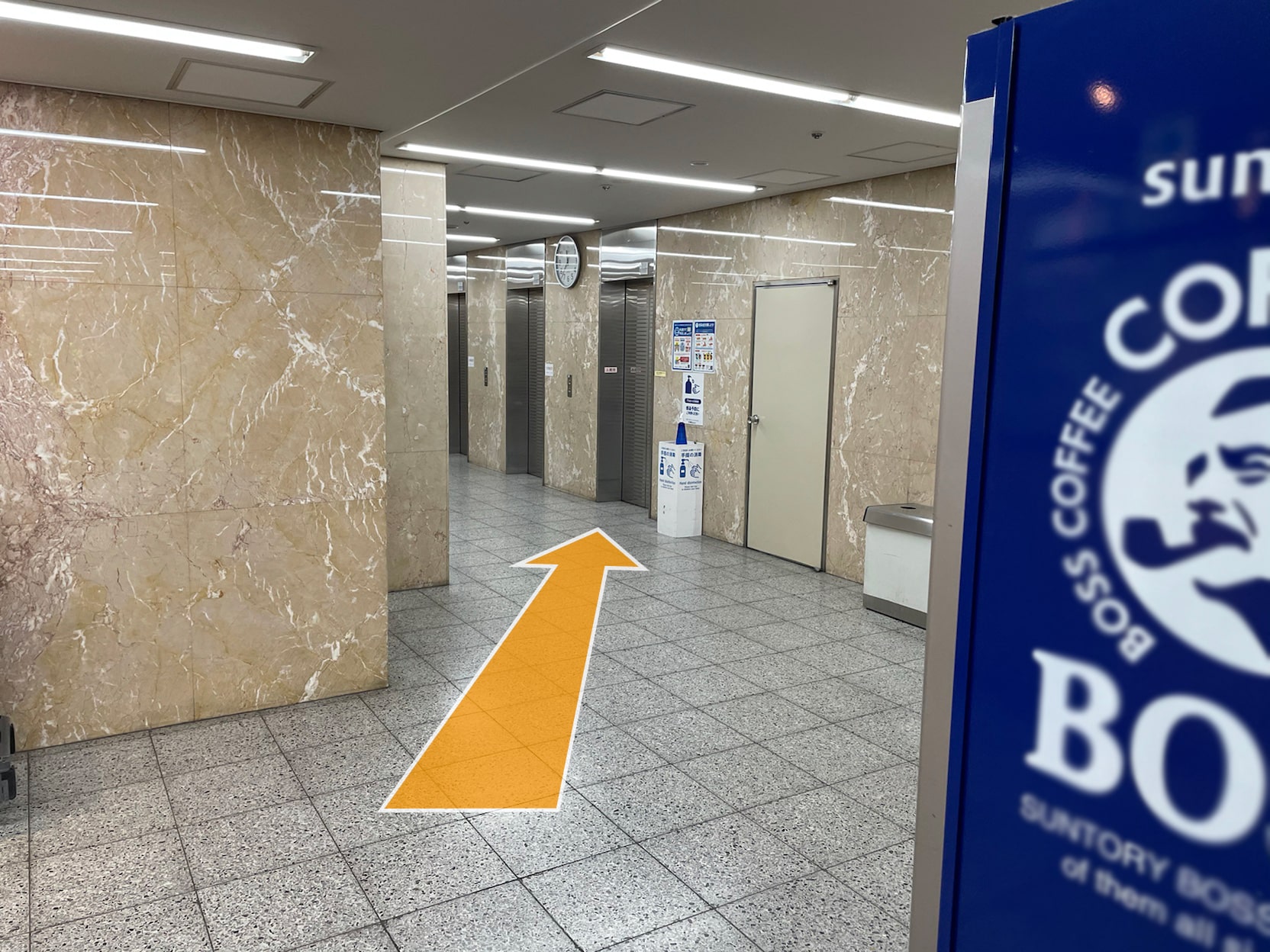 エレベーターがございますので、地下2Fへお越しください。