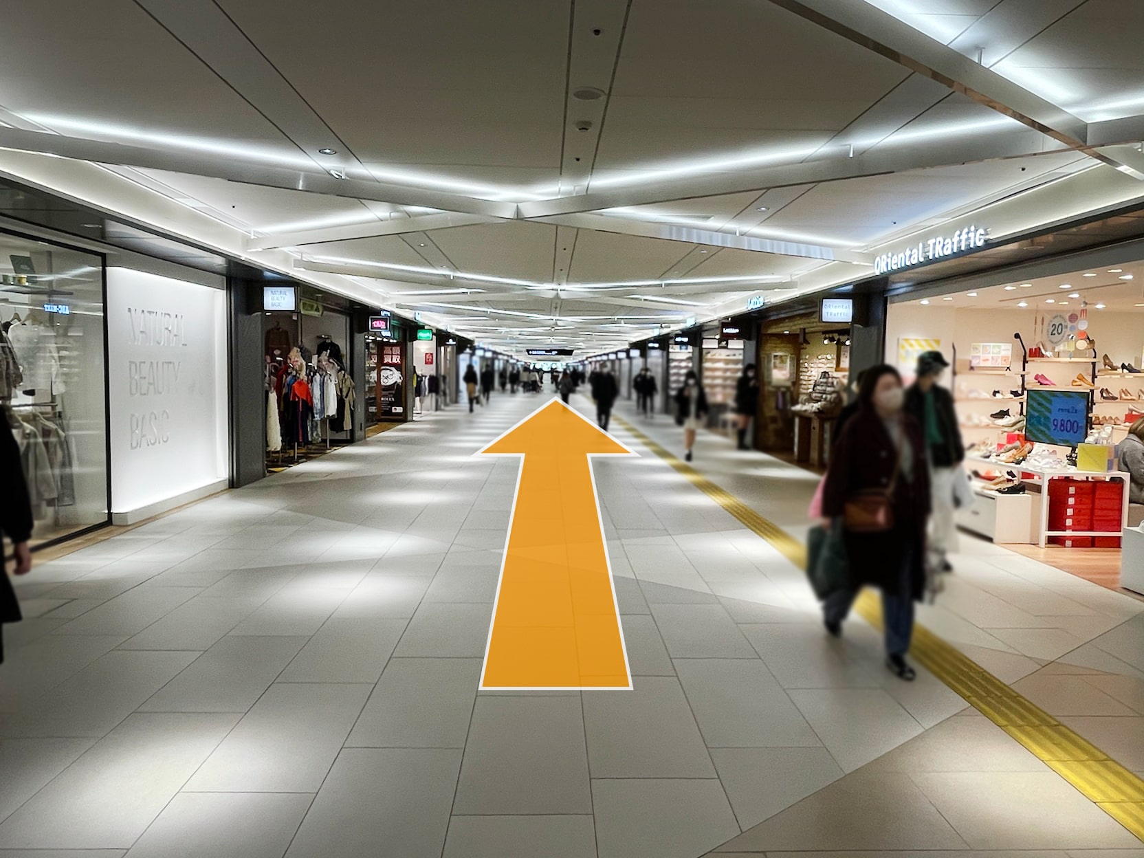 西通路をしばらく直進します。