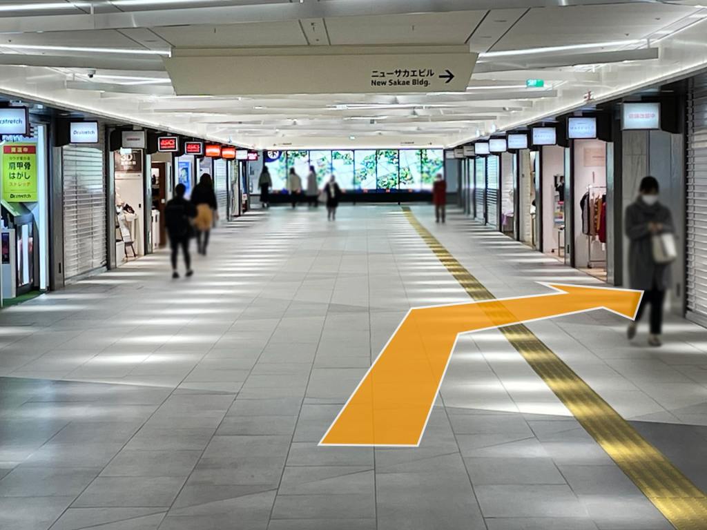 天井の「ニューサカエビル」が見えたら、右にある通路へ進みます。