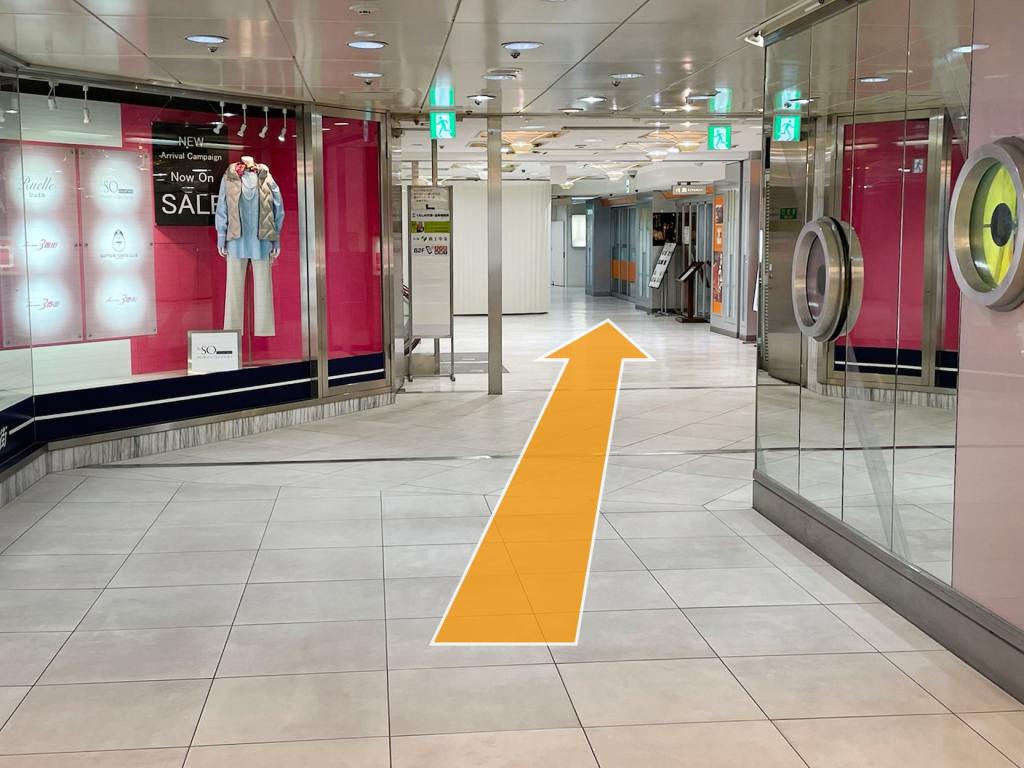 ニューサカエ3番街の通路を道なりに一番奥までお進みください。