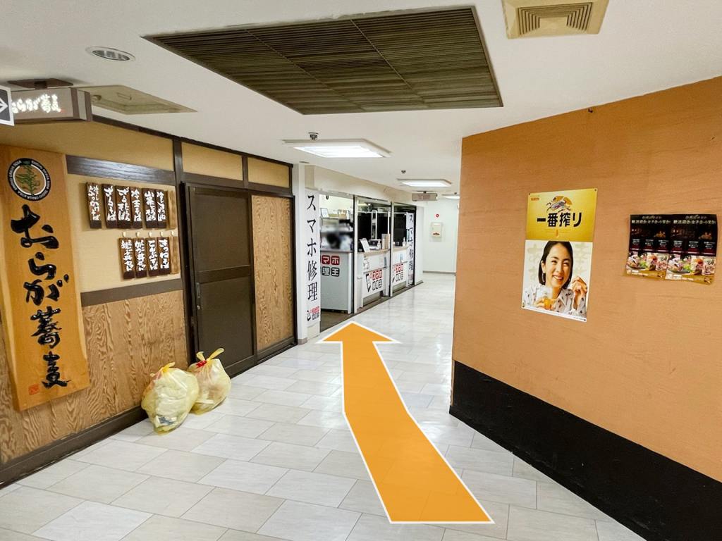 エレベーター手前に「スマホ修理王 名古屋栄店」がございます。
