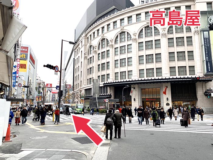 高島屋を正面に左側の道を進んで下さい。