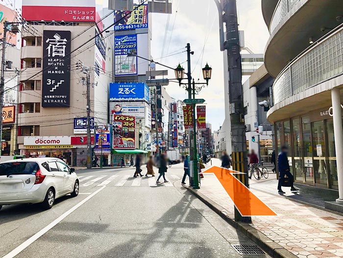 高島屋からなんばCITY沿いに直進し、交差点を越えます。