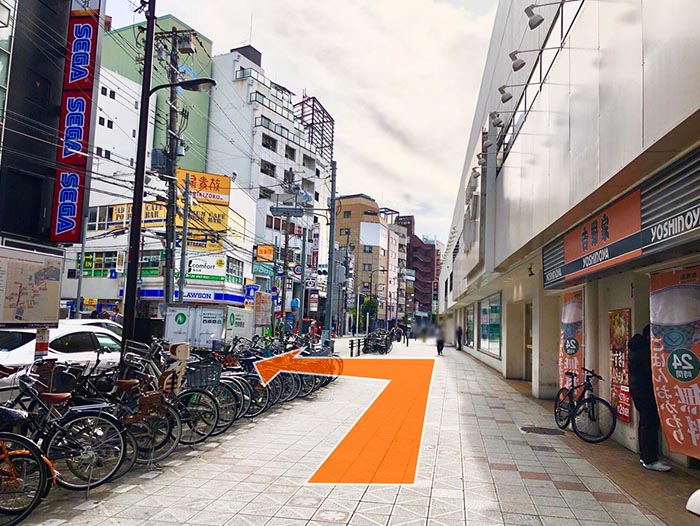 なんばCITY（南館）の向かいにある、ゲームセンター（SEGA 難波 AVion）とLAWSONの間の道を進みます。