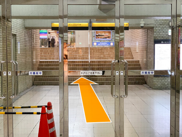 連絡通路を直進していただき「第一セントラルビル」も直進します。