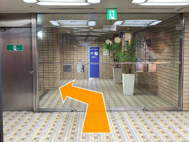 こちらの階段をお上がりください。