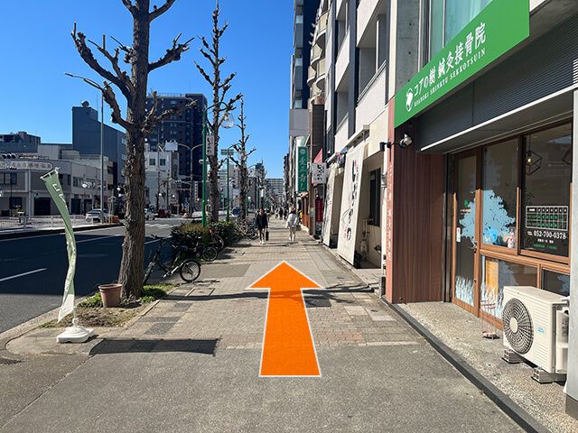 そのまま直進します。