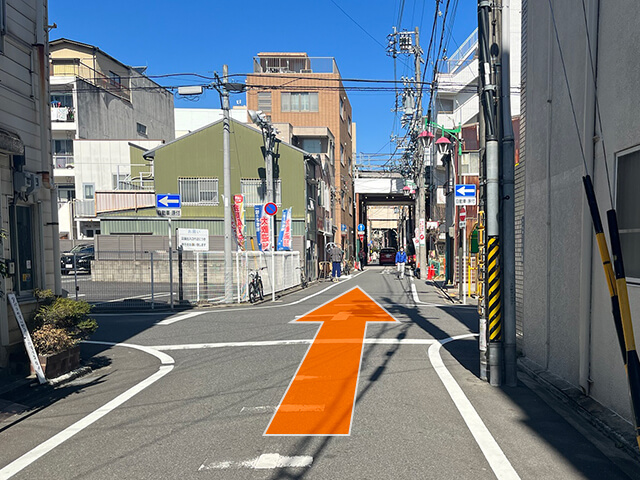 そのまま直進します。