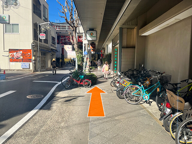 そのまま直進します。