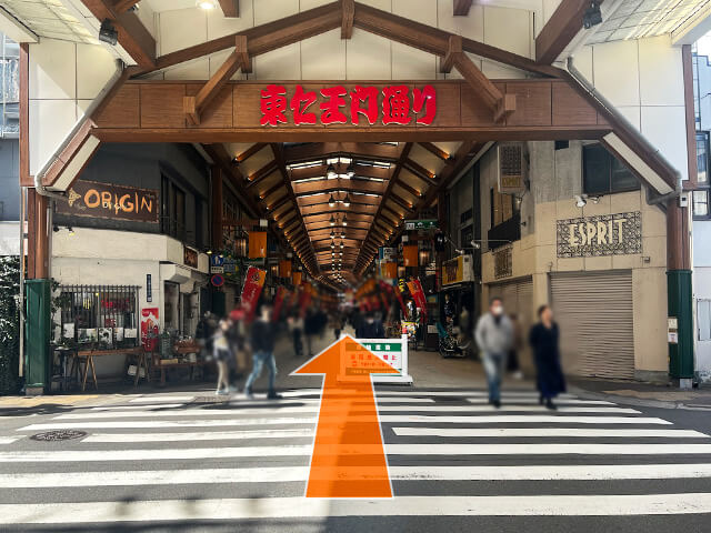 そのまま直進します。