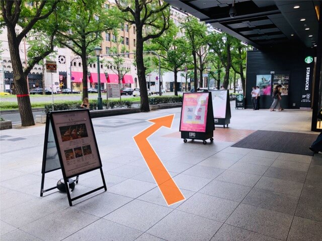 出口を出て右（御堂筋をなんば方面）へ直進します。