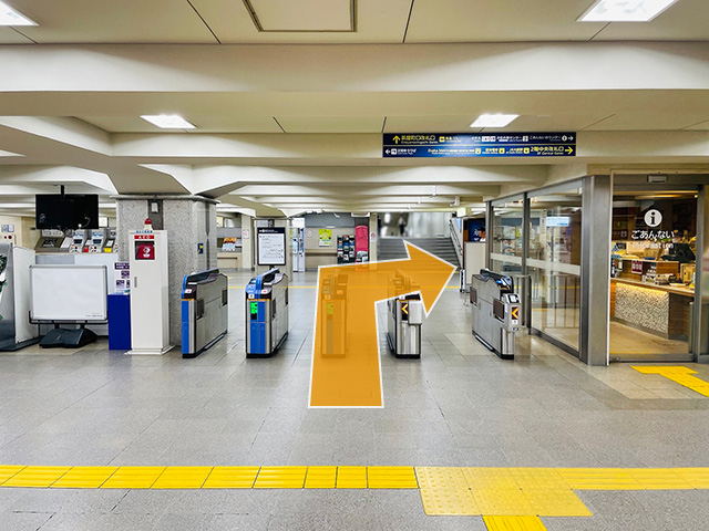 阪急大阪梅田駅の「茶屋町口」改札口を出て、右に曲がります。