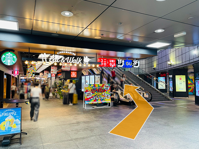 ヨドバシカメラへ向かう上りエスカレーターに乗ります。