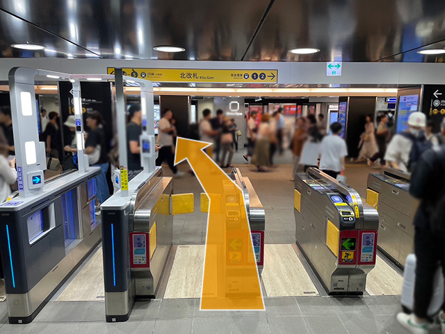 御堂筋線梅田駅の「北改札」を出て左斜め前に進むと、ココカラファインとヨドバシ梅田があります。