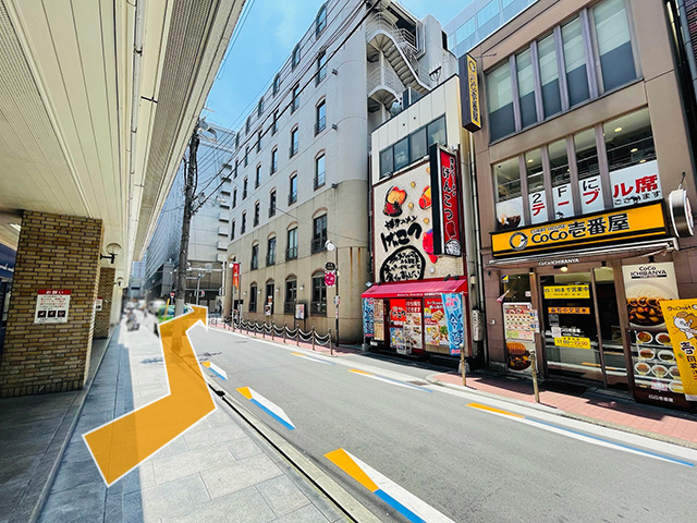 ココイチ、げんこつを右手に直進し、信号のある十字路を右に曲がります。