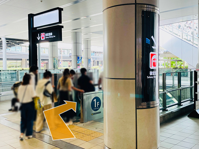 左斜め前に御堂筋線へつながる下りエスカレーターがあります。