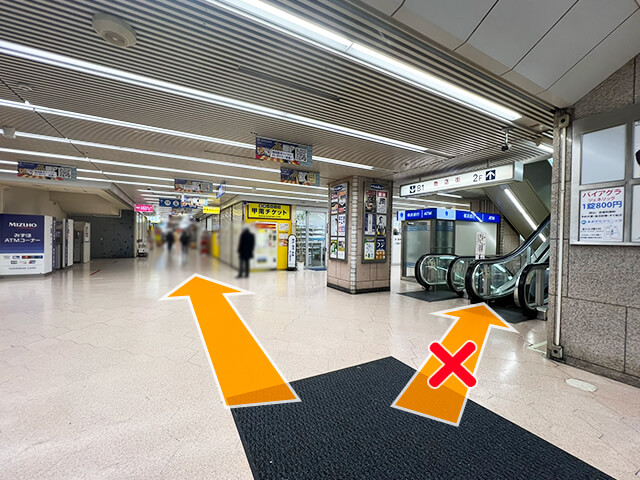 入って真正面の通路を直進します。
※右手前のエスカレーターでは4階までしか行けませんので、中央エレベーターをご利用ください。