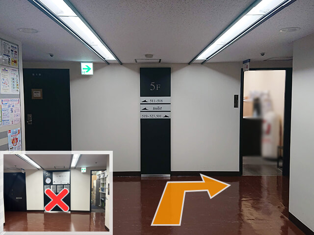 エレベーターを降りると、左右両方に通路があります。時計がない方の通路を右に進みます。