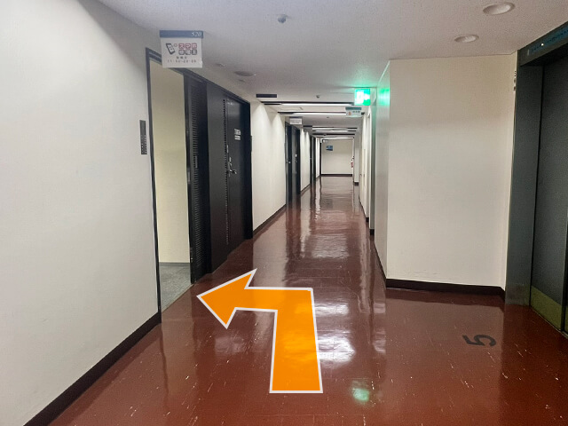 曲がってすぐ左側の520号室がスマホ修理王です。ご相談だけでも、お気軽にお立ち寄りください。