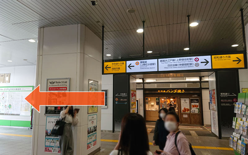 JR御徒町駅北口を広小路（松坂屋）方面へ出ます。