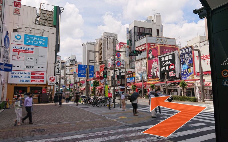 横断歩道を渡り、左へ進みます。