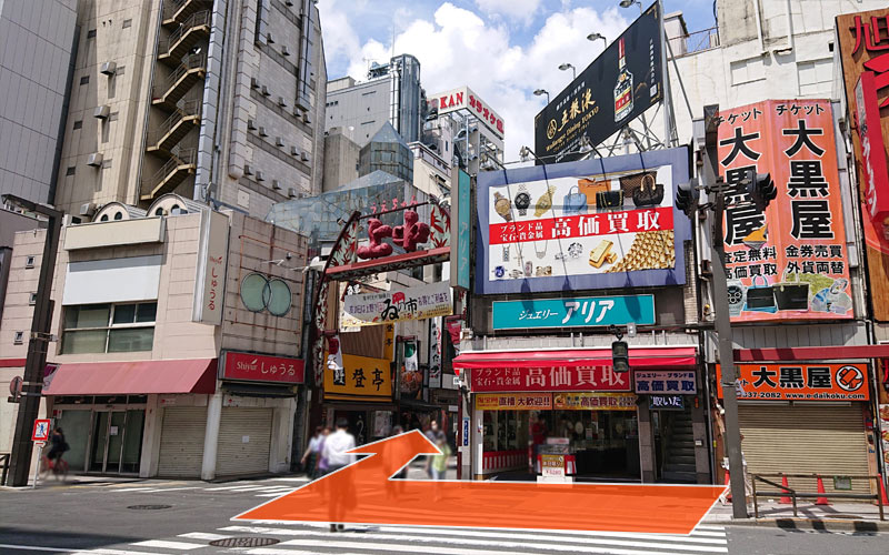 次の信号で右に曲がり、上中通りへ入ります。
